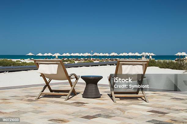 Loungers Sol Na Praia - Fotografias de stock e mais imagens de Abu Dhabi - Abu Dhabi, Idílico, Piscina