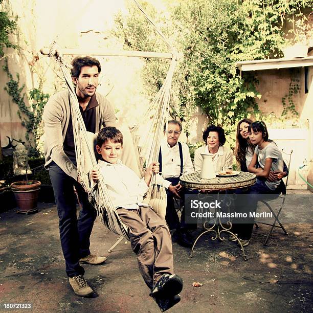 Pai E Filho Brincando Juntos - Fotografias de stock e mais imagens de Cara a Cara - Cara a Cara, Face Humana, Felicidade