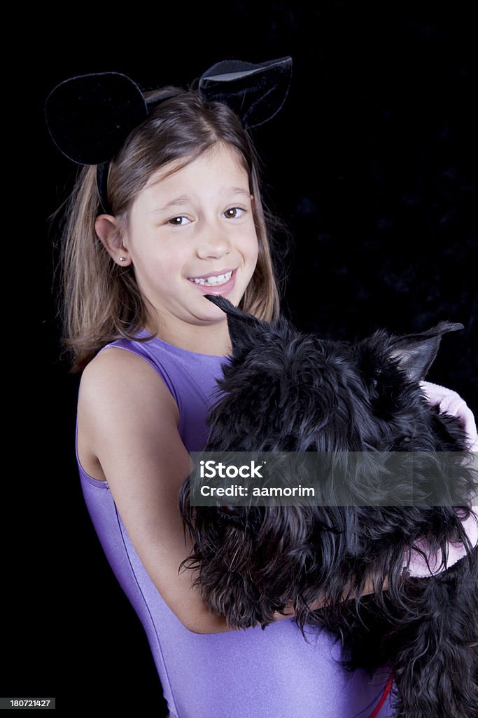 Menina segurar o seu cão - Royalty-free 8-9 Anos Foto de stock