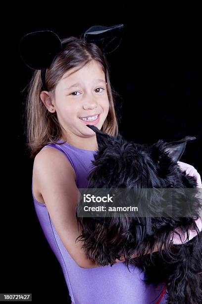 Menina Segurar O Seu Cão - Fotografias de stock e mais imagens de 8-9 Anos - 8-9 Anos, Abraçar, Amor