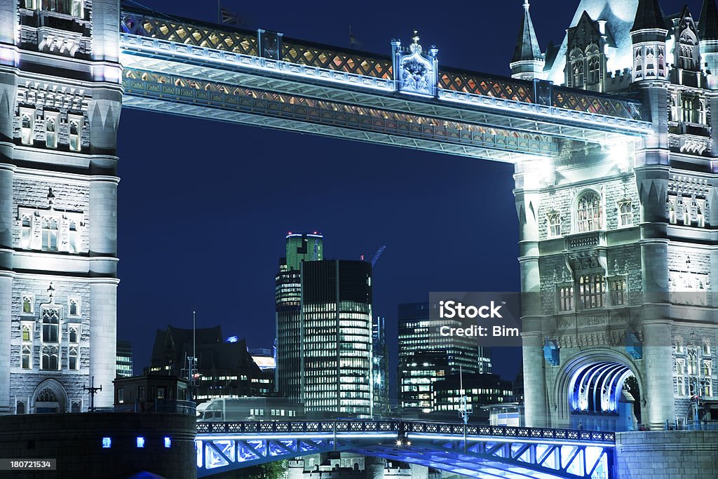 Londres símbolo de negócios, edifícios de escritórios visto através da Tower Bridge iluminados - Foto de stock de 30 St Mary Axe royalty-free