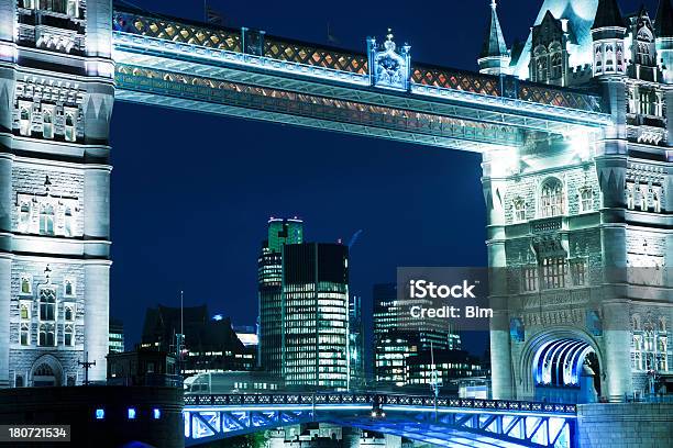 Foto de Londres Símbolo De Negócios Edifícios De Escritórios Visto Através Da Tower Bridge Iluminados e mais fotos de stock de 30 St Mary Axe