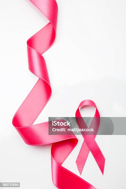 Nastro Di Consapevolezza Rosa - Fotografie stock e altre immagini di Beneficenza - Beneficenza, Cancro - Tumore, Cancro al seno