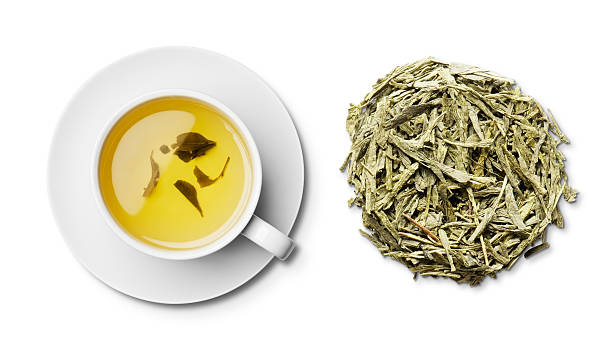 pf japonês bancha xícara de chá verde e folhas de cima - green tea tea tea leaves green - fotografias e filmes do acervo