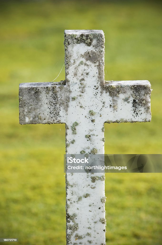 in un cimitero croce in marmo - Foto stock royalty-free di A forma di croce