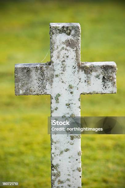 In Un Cimitero Croce In Marmo - Fotografie stock e altre immagini di A forma di croce - A forma di croce, Bianco, Cattolicesimo