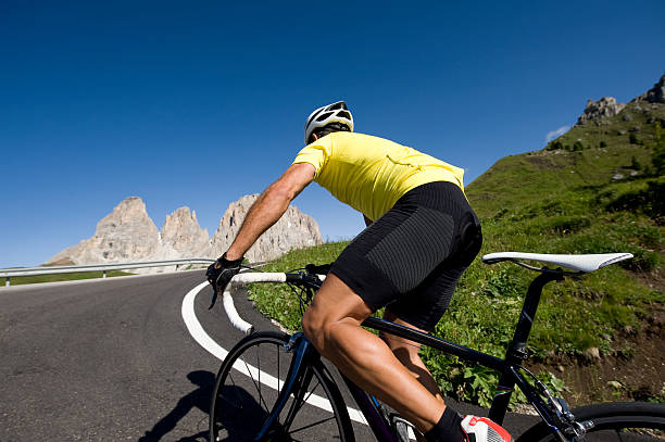 uomo sportivo su una corsa rotella - racing bicycle bicycle cycling yellow foto e immagini stock