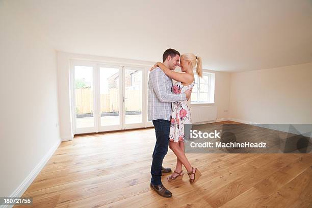 Begeistert Junge Paar In Leere Zimmer Des Neuen Zuhause Stockfoto und mehr Bilder von Aufregung