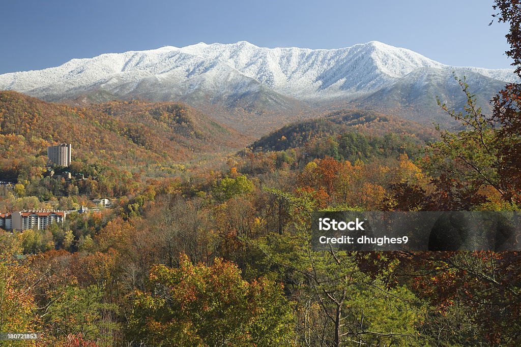 Tennessee do efeito Smoky cores de outono com Montanhas picos Coberto de Neve - Royalty-free Parque nacional das montanhas de Smoky Foto de stock