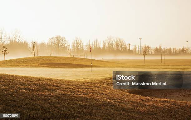 Campo De Golf En La Niebla De La Mañana Foto de stock y más banco de imágenes de Golf - Golf, Invierno, Aire libre