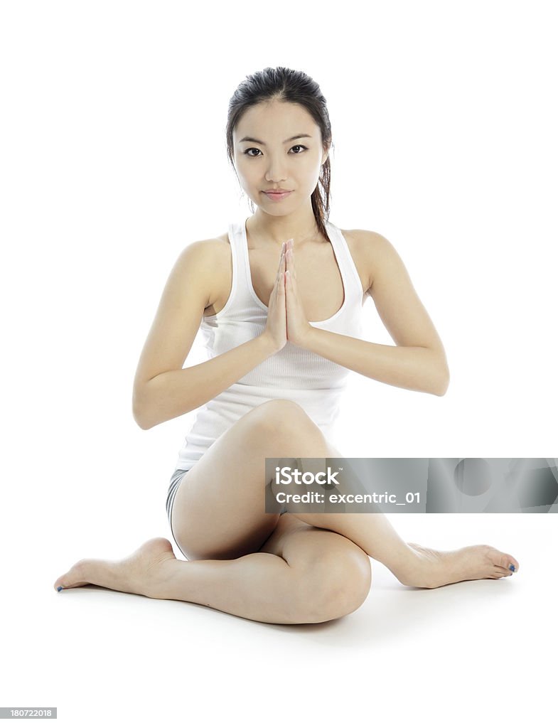 Atractiva mujer asiática ejercicio aislado sobre fondo blanco - Foto de stock de 20 a 29 años libre de derechos