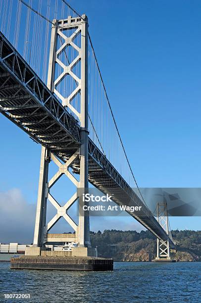 Oakland Bay Bridge - Fotografie stock e altre immagini di Composizione verticale - Composizione verticale, Fotografia - Immagine, Inquadratura dal basso