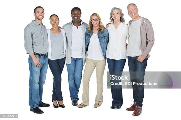 Casual Diverso Grupo De Adultos Em Pé Em Conjunto Fotografia De Estúdio - Fotografias de stock e mais imagens de Descontrair