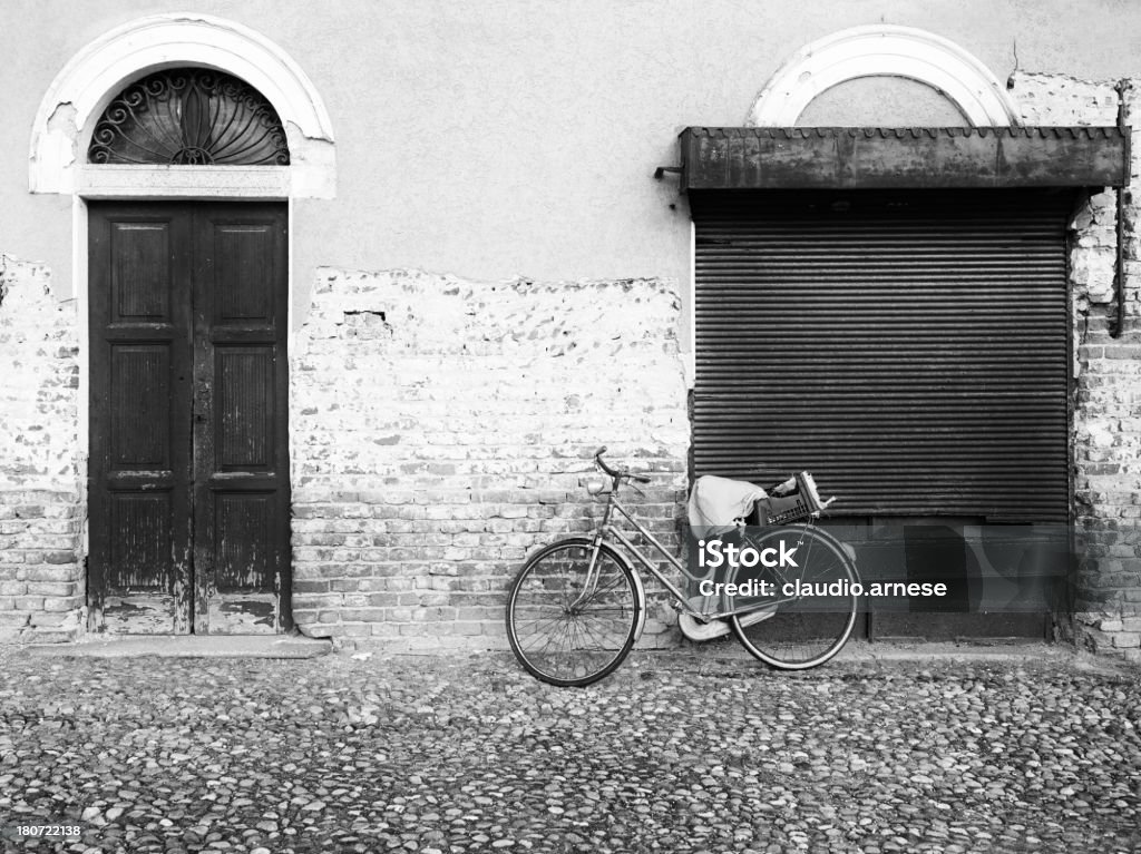 Vecchia bicicletta. Bianco e nero - Foto stock royalty-free di Ambientazione esterna