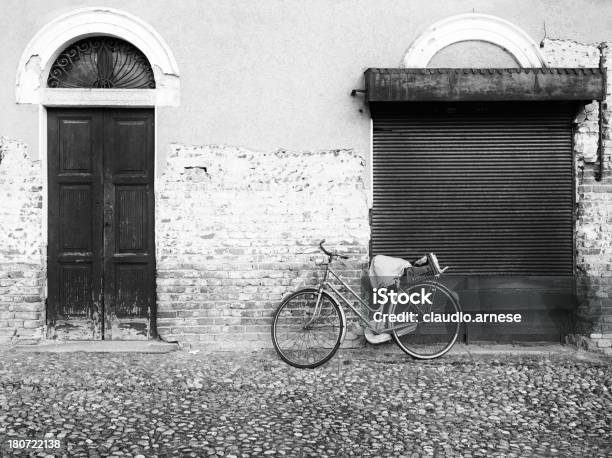 Vecchia Bicicletta Bianco E Nero - Fotografie stock e altre immagini di Ambientazione esterna - Ambientazione esterna, Antico - Vecchio stile, Bianco e nero