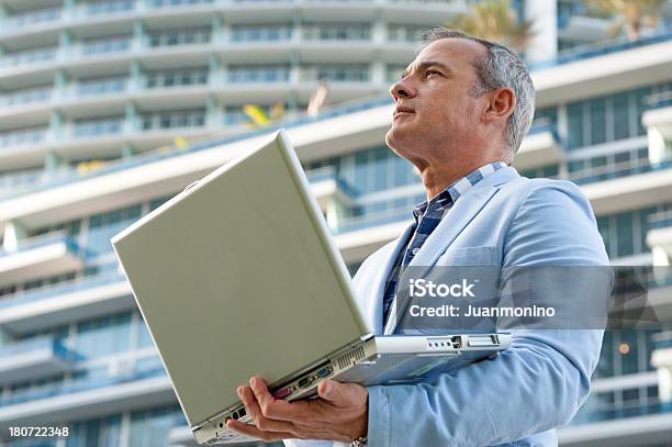 Business Mann Stockfoto und mehr Bilder von Blick nach oben - Blick nach oben, Im Freien, Laptop