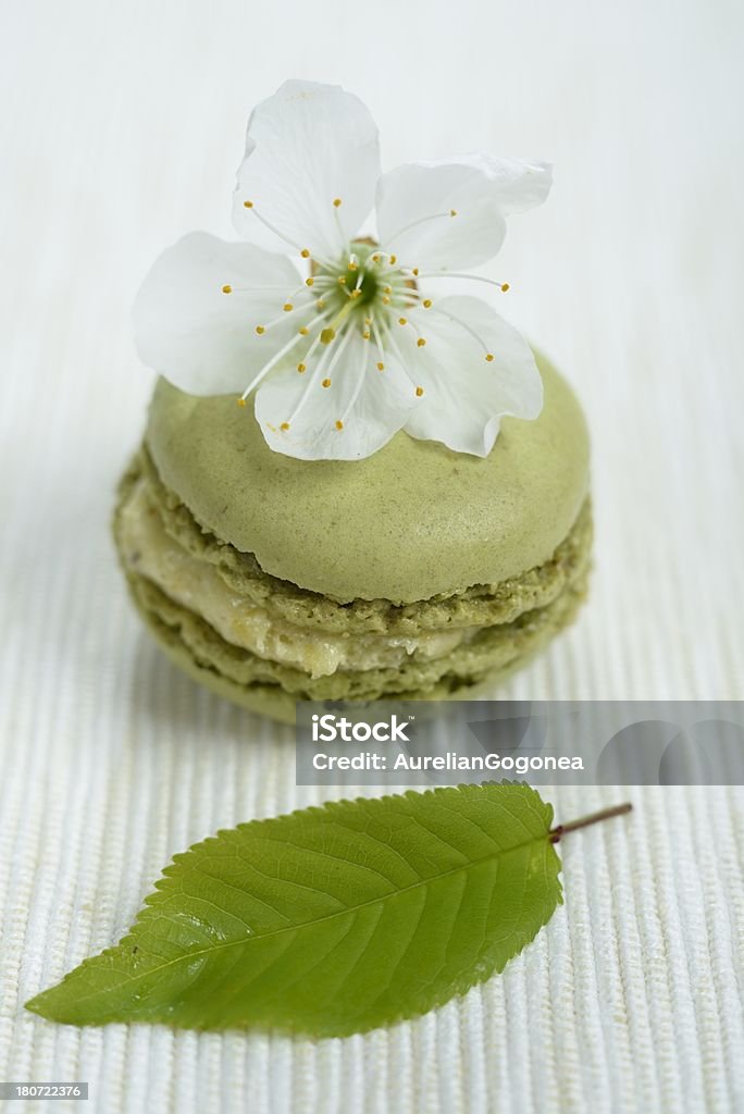 Francese con fiori di ciliegio macaroons (biscotti) - Foto stock royalty-free di Biscotto secco