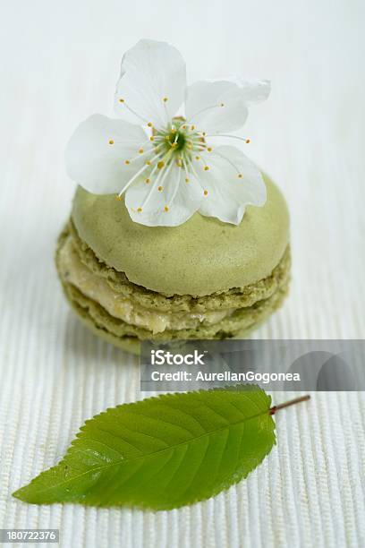 Francuski Macaroons Z Kwiaty Wiśni - zdjęcia stockowe i więcej obrazów Bez ludzi - Bez ludzi, Ciasteczko, Ciasto