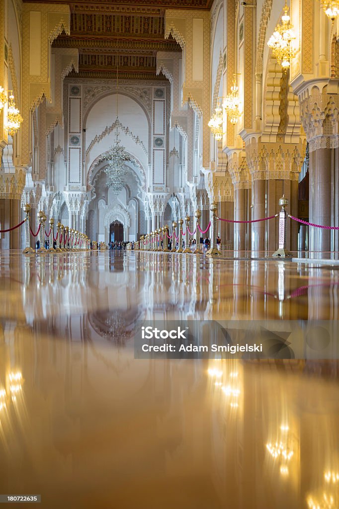 Interior de la mezquita - Foto de stock de Alto - Descripción física libre de derechos