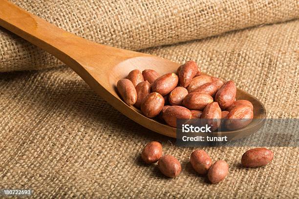 Amendoins - Fotografias de stock e mais imagens de Amendoim - Alimento - Amendoim - Alimento, Aniagem de Cânhamo, Colher - Talheres