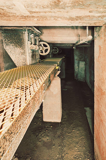 silo interior - light painting vertical conveyor belt abandoned - fotografias e filmes do acervo
