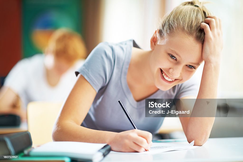 Schöne junge teenager in einem Klassenzimmer - Lizenzfrei Akademisches Lernen Stock-Foto