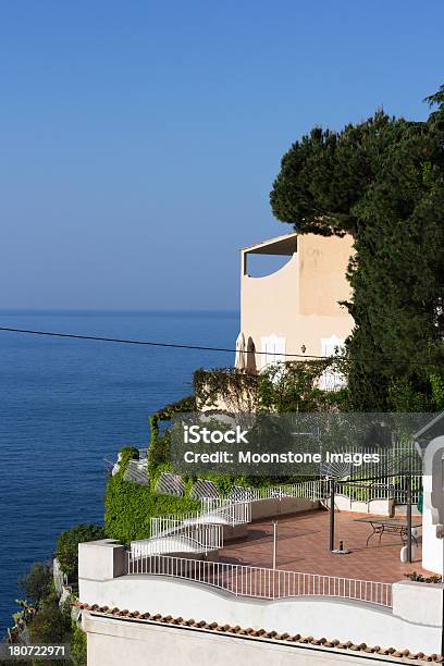Positano Na Wybrzeże Amalfi Włochy - zdjęcia stockowe i więcej obrazów Balkon - Balkon, Bez ludzi, Bezchmurne niebo