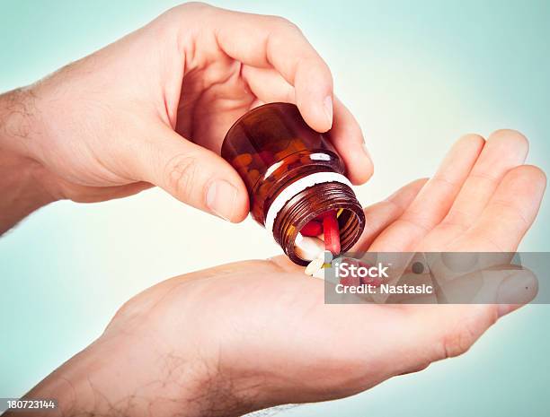 Pigułki - zdjęcia stockowe i więcej obrazów Antybiotyk - Antybiotyk, Brać lekarstwo, Buteleczka na tabletki