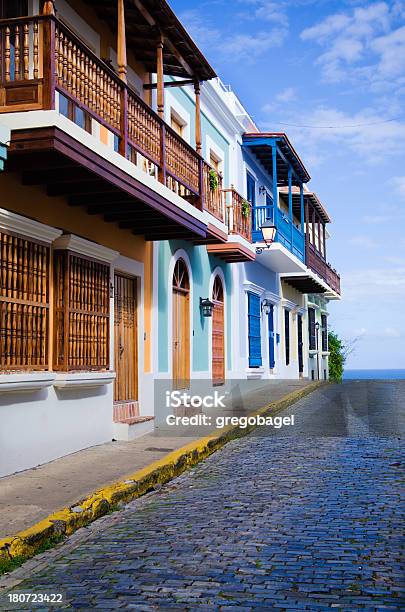 Colorido Edificios Junto A La Calle En La Ciudad Antigua De San Juan Puerto Rico Foto de stock y más banco de imágenes de Calle
