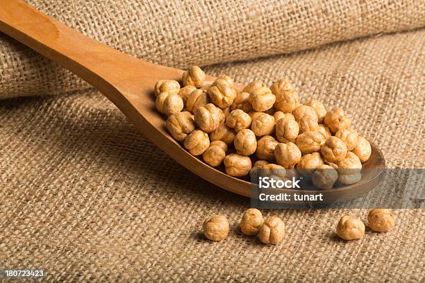 Garbanzos Foto de stock y más banco de imágenes de Alimento - Alimento, Arpillera, Cuchara