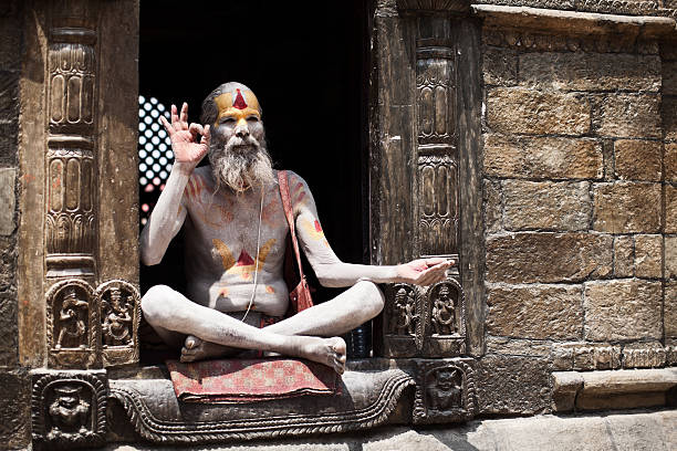 heilige sadhu mann meditieren in tempel - indian ethnicity sadhu india pilgrim stock-fotos und bilder