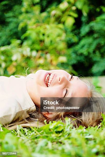 Niña Feliz Foto de stock y más banco de imágenes de 12-13 años - 12-13 años, Acostado, Acostado de espalda