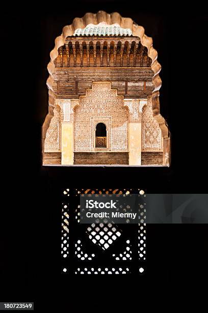 ベンヨーゼフ Madrassa マラケシュモロッコの窓の眺め - モロッコのストックフォトや画像を多数ご用意 - モロッコ, 窓, -Light at the End of the Tunnel 英語の慣用句