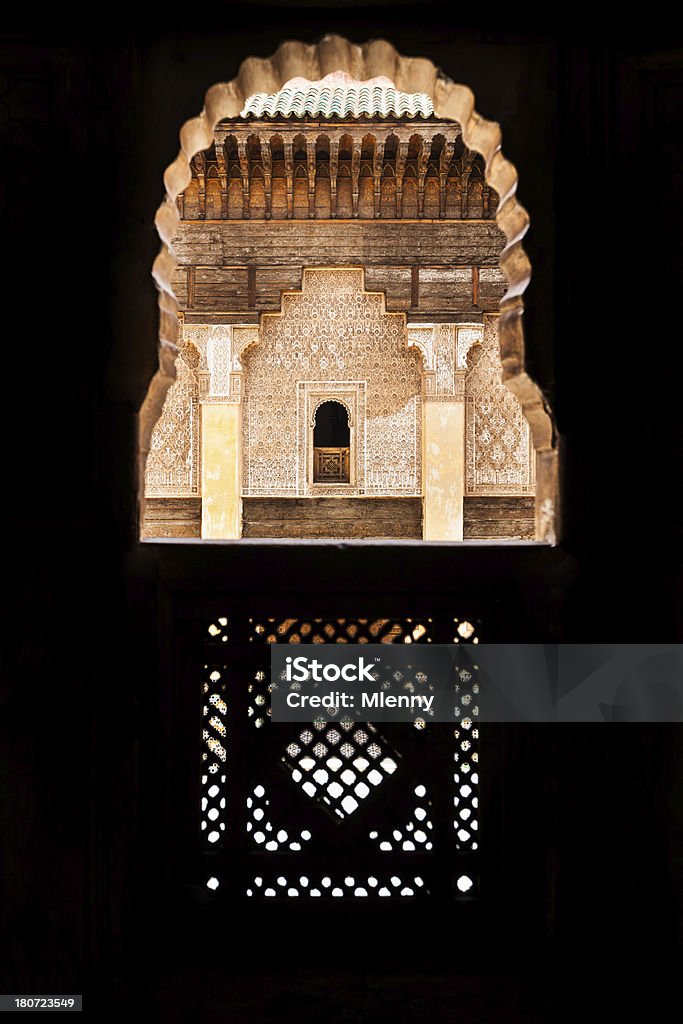 Бен Юсеф Madrassa окно просмотра Марракеш, Марокко - Стоковые фото Марокко роялти-фри
