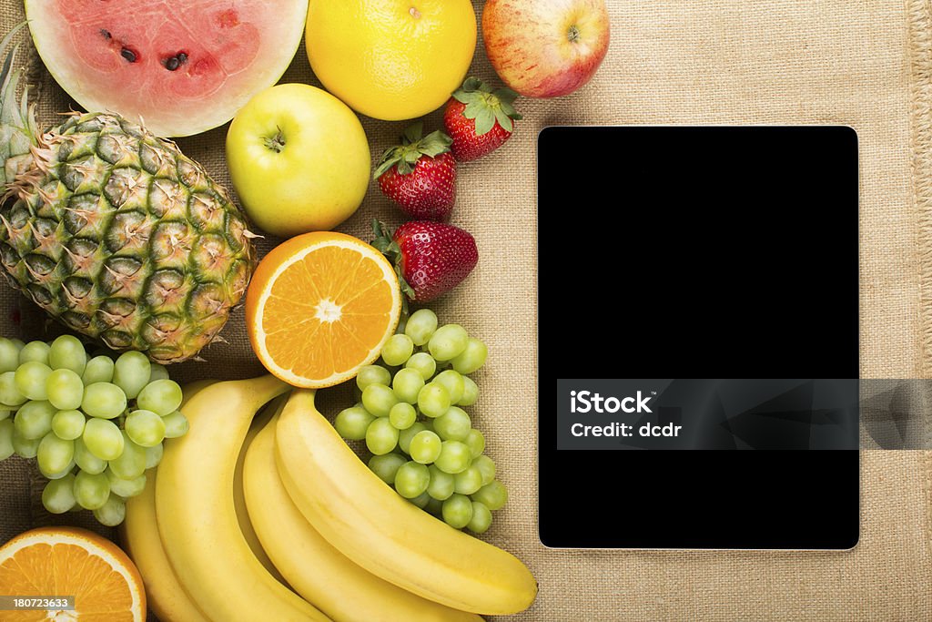 Tableta Digital y bastidor de frutas frescas - Foto de stock de Alimento libre de derechos