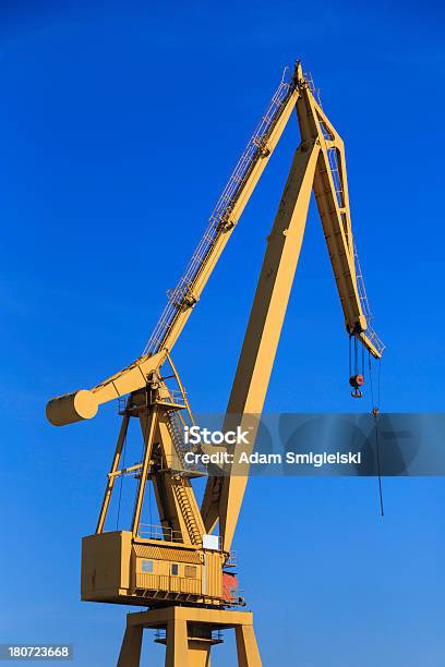 Grúa Foto de stock y más banco de imágenes de Aire libre - Aire libre, Alto - Descripción física, Amarillo - Color