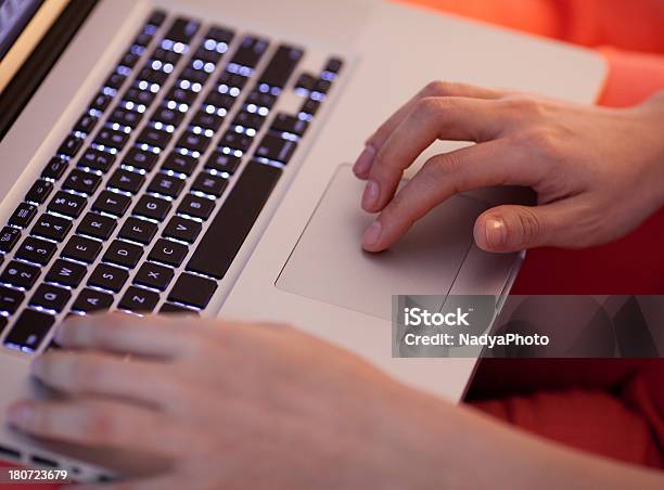 Laptop Benutzen Stockfoto und mehr Bilder von Abstrakt - Abstrakt, Arbeiten, Berühren