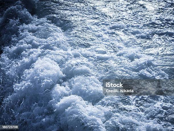 Вода Волны — стоковые фотографии и другие картинки Абстрактный - Абстрактный, Без людей, Верхняя часть