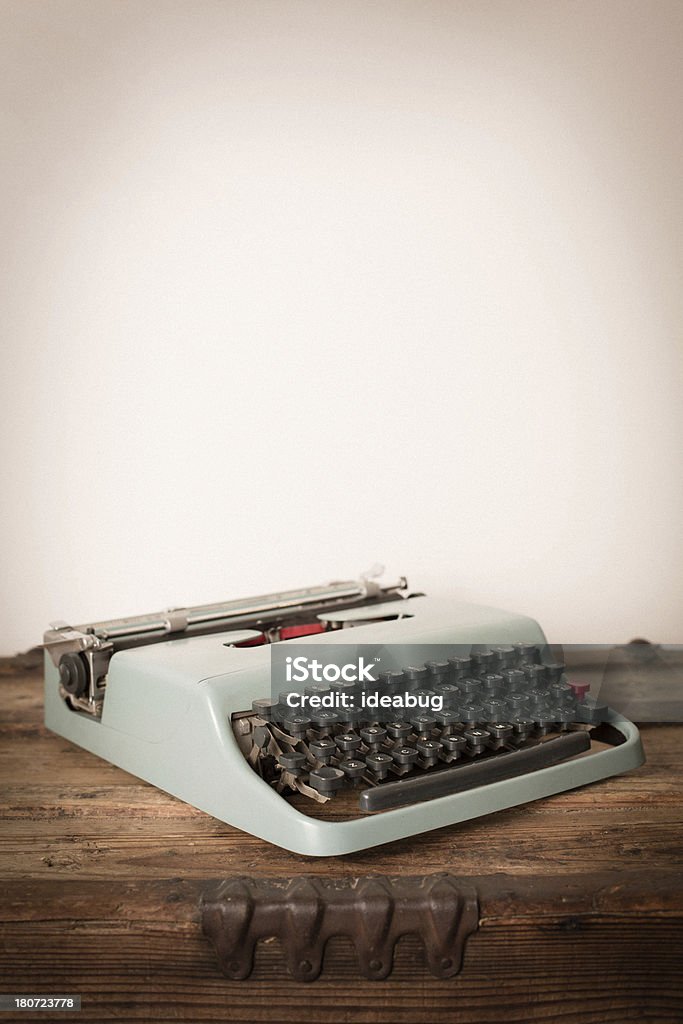 ティール色の画像、ヴィンテージの手動タイプライター、コピースペース付き - アウトフォーカスのロイヤリティフリーストックフォト