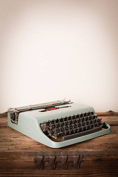ティール色の画像、ヴィンテージの手動タイプライター、コピースペース付き - typewriter key typewriter keyboard blue typebar ストックフォトと画像