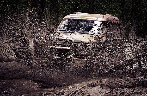 dirty off-road-rennen - off road vehicle 4x4 jeep mud stock-fotos und bilder