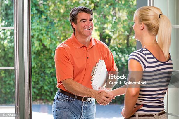 Vendedor De Felicitación Ama De Casa Foto de stock y más banco de imágenes de Contratista de obras - Contratista de obras, Casa, Puerta - Entrada