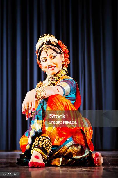 Photo libre de droit de Danse Traditionnelle En Inde banque d'images et plus d'images libres de droit de 20-24 ans - 20-24 ans, Activité, Adulte