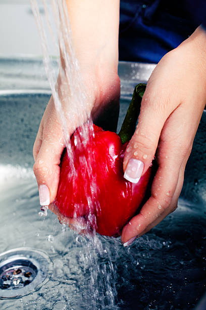 lavado verduras frescas - handful motion blurred motion wet fotografías e imágenes de stock