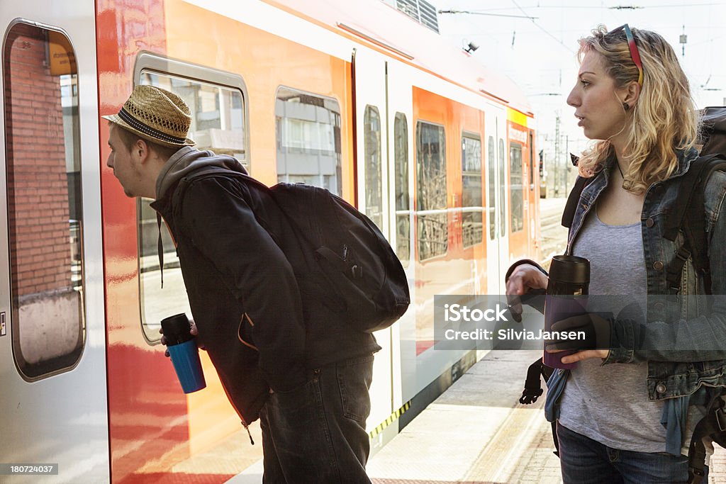 Busca la derecha en tren - Foto de stock de 20 a 29 años libre de derechos