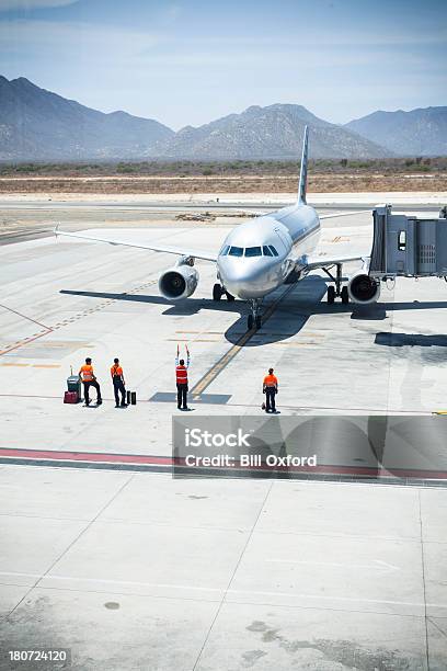 Foto de Jet Landing e mais fotos de stock de Deserto - Deserto, Pista de Aterrizagem, Adulto