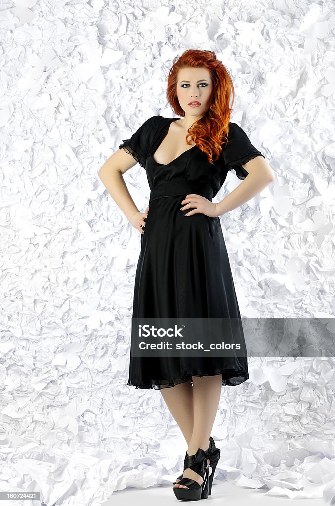 Женщина в черном платье - Стоковые фото 25-29 лет роялти-фри