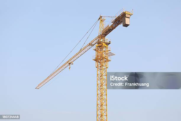 Tower Gru Contro Il Cielo Blu - Fotografie stock e altre immagini di Acciaio - Acciaio, Attrezzatura, Cantiere di costruzione