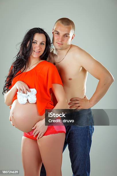若いカップルならではの赤ちゃん - 両親のストックフォトや画像を多数ご用意 - 両親, 妊娠, 思索にふける