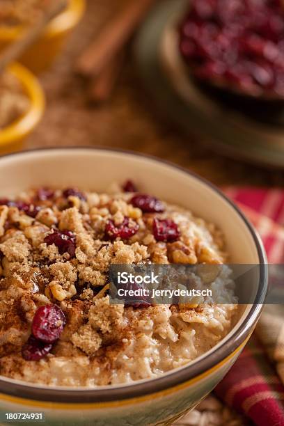 Secas De Farinha De Aveia Com Nozes E Airelas - Fotografias de stock e mais imagens de Alimentação Saudável - Alimentação Saudável, Aveia - Alimento, Açúcar Mascavado